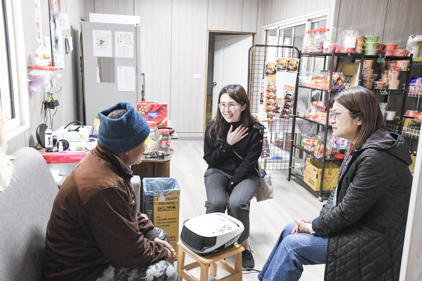 圖6. 教學部主任劉晏孜醫師（中）實際走入部落探視長者，傾聽中風或行動不便者的需求，落實醫療在地關懷。(彰基提供)